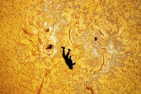 Anh chup nguoi nhay du phia truoc Mat Troi gay sung sot hinh anh