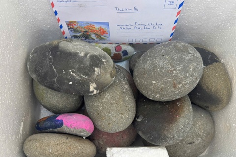 Du khach tra lai 14 kg da cuoi lay tu bien Co To nhieu nam truoc hinh anh