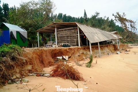 Bai tam noi tieng tai Hue bi song du 'xoa so' sau mua bao hinh anh