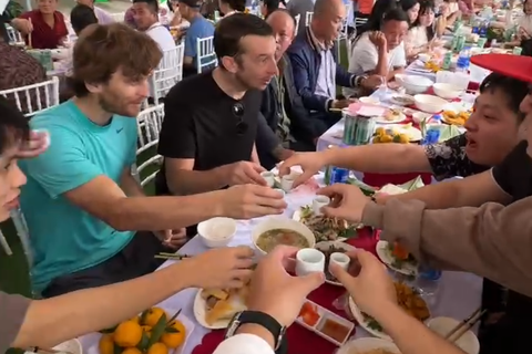 Khach Tay dap xe di phuot, duoc moi dam cuoi o Lao Cai hinh anh