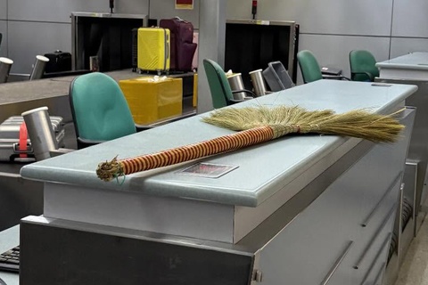 Vi sao khach Tay phai bo lai choi dot o san bay Tan Son Nhat? hinh anh