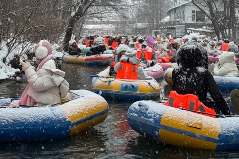 Du khach do xo cheo phao troi giua troi tuyet o nui Truong Bach hinh anh