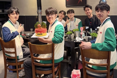 Quan thit nuong o Ha Noi noi T1 va Faker ghe tham hinh anh