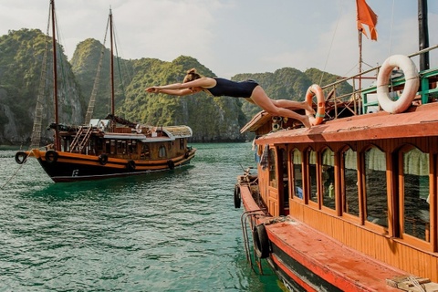 Siet an toan 500 tau du lich tren vinh Ha Long truoc mua cao diem hinh anh