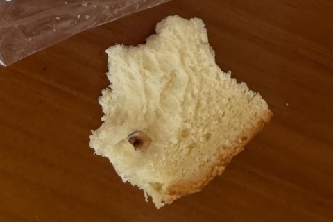 Chiec rang sau trong lat banh mi gay 'khung hoang' tai Hong Kong hinh anh