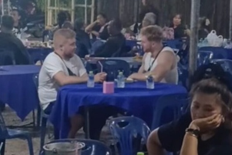 Khach Tay nham dam tang la nha hang, duoc moi an uong o Thai Lan hinh anh