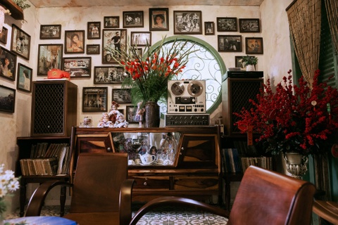 Quan ca phe 'ca phao' cua Dam Vinh Hung hinh anh