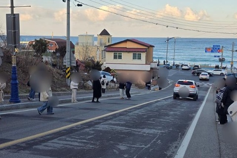 Tranh cai du khach chan duong chup anh o khu pho ven bien Han Quoc hinh anh