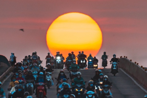 Doi 2 nam 'san' khoanh khac Mat Troi xuyen dong xe qua cau Sai Gon hinh anh