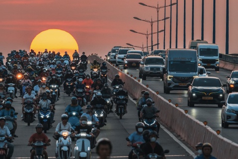 Hoang hon sau dong xe tren cau Sai Gon hinh anh