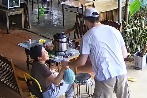 Khach Tay xach bap cai di khap lang Mai Chau tim nguoi tang hinh anh