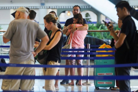 Toan bo luu y khi khach Viet bay qua Trung Dong hinh anh