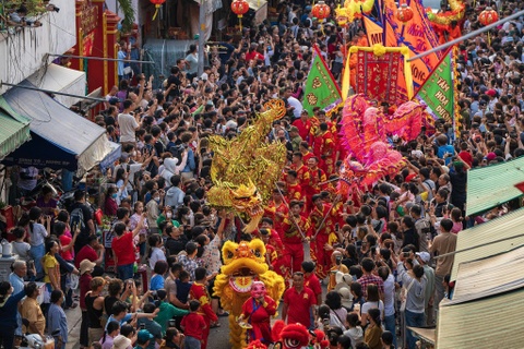 'Bien nguoi' chen chan xem dieu hanh Tet Nguyen tieu tai TP.HCM hinh anh