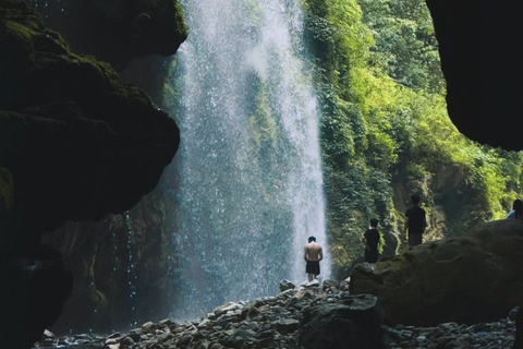 Cam dua khach vao thac nuoc 'bi mat' moi noi gan day o Ha Giang hinh anh