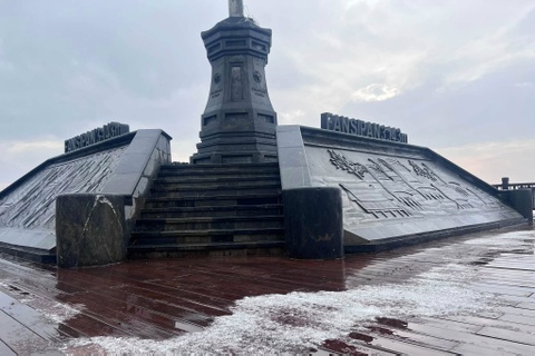 Mua da 30 phut tren dinh Fansipan hinh anh