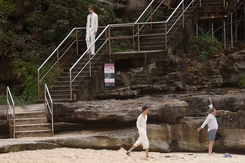 Man 'catwalk bat dac di' cua du khach tam bien gay bao mang xa hoi hinh anh