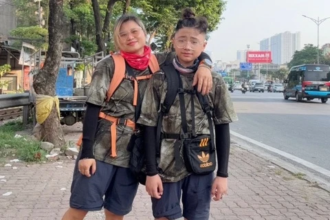 Mẹ cùng con 13 tuổi đi bộ 750 km từ Hà Nội vào Huế