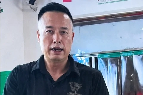 Quán nướng Trung Quốc bất ngờ đông khách nhờ ông chủ giống Elon Musk