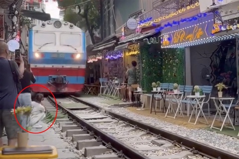 Du khách bị tàu hất văng điện thoại tại 'phố cà phê đường tàu'