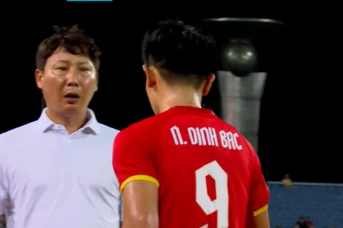 HLV Kim khó chịu với Đình Bắc