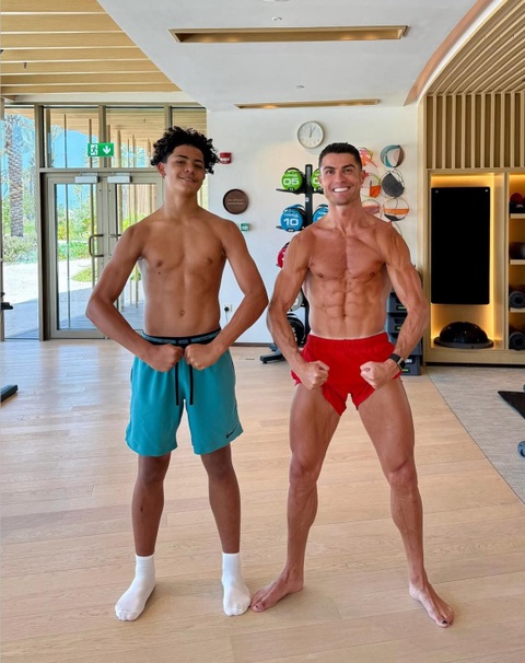 con trai Ronaldo anh 1