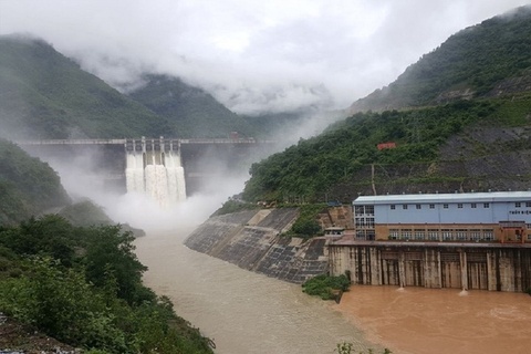Nuoc ao at do ve do mua bao Kajiki, ho thuy dien cap tap xa lu hinh anh
