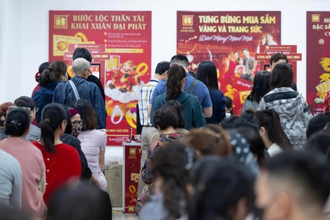 Gia vang giam 9 trieu trong ngay, doanh nghiep ban khong gioi han hinh anh