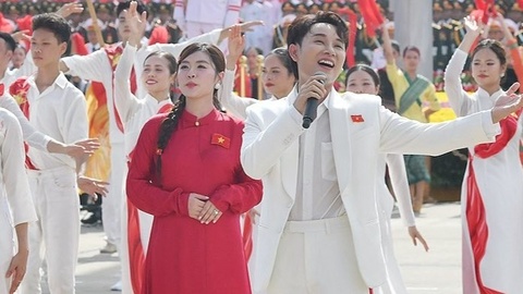 Anh Truc Nhan hat o Quang truong Ba Dinh duoc chu y hinh anh