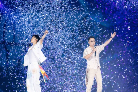 Dem nhac gan 10.000 khan gia day cam xuc cua Hoang Dung hinh anh