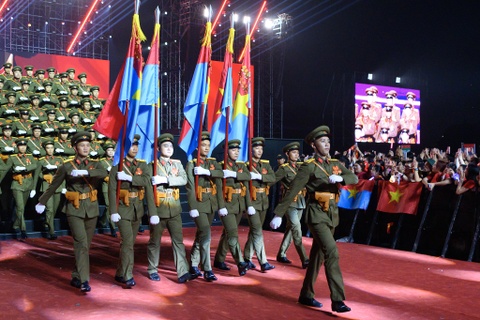 40.000 khán giả reo hò, hòa giọng dưới mưa trong 'concert quốc gia'