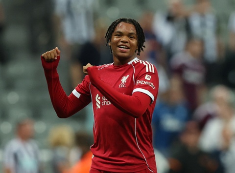 Thần đồng 16 tuổi Liverpool gây ngỡ ngàng