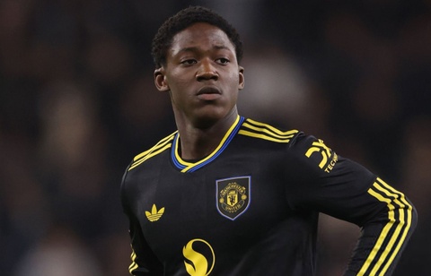 Fan MU phan ung kho tin voi Mainoo hinh anh