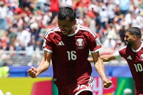 Khoukhi giup Qatar gianh diem lich su truoc Thuy Si hinh anh