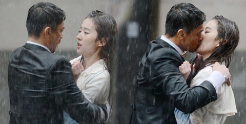 Mà còn có một cảnh bị cưỡng hôn với Vương Học Binh dưới mưa rất kịch tính.