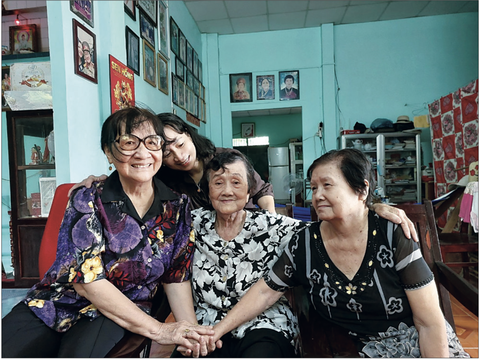 Những bông hoa kiên cường trên đất thép