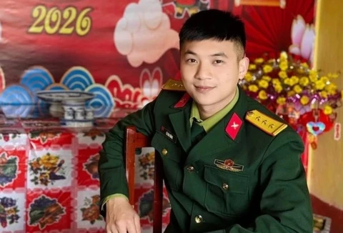 Hoa Minzy tien biet Thuong uy Le Van Thang hinh anh