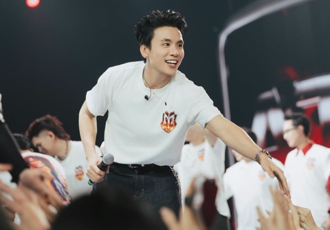 Cuộc chiến truyền thông nảy lửa của các 'ông lớn' ở chuỗi concert Việt
