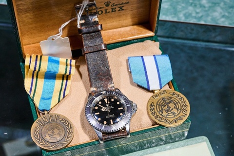 Linh 'mu noi xanh' rao ban dong ho Rolex cu hinh anh