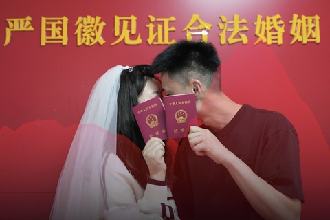 Thi truong mai moi Trung Quoc hon loan vi nan lua dao hinh anh