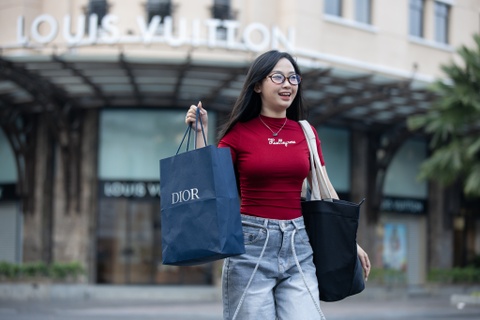 Cuoi nam cang ban, cang tieu tien nhu nuoc hinh anh