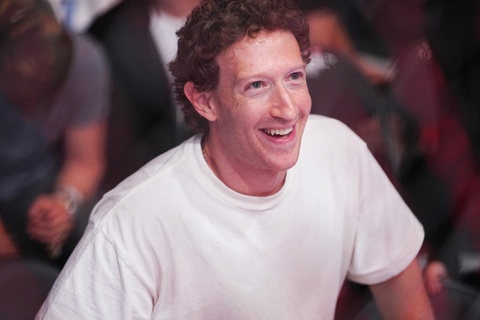 Mark Zuckerberg dien 3 dong ho xa xi chi voi 1 ao phong trang hinh anh