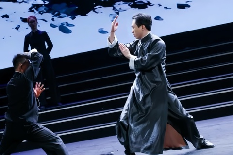 'Cha de' Pop Mart dien Vinh Xuan Quyen o tiec tat nien hinh anh