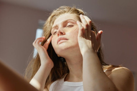 7 sai lam can tranh khi su dung serum vitamin C hinh anh