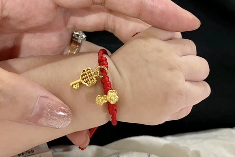 Phu huynh chuong tang trang suc vang, bac cho con hinh anh