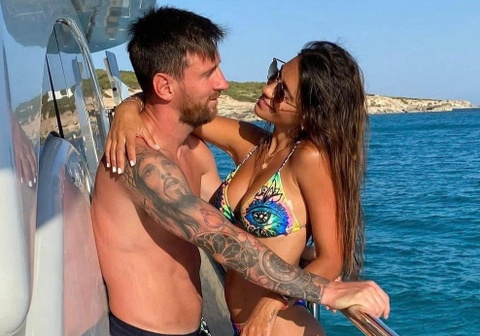 Messi de lo hinh xam ten vo dip ky niem 9 nam cuoi hinh anh