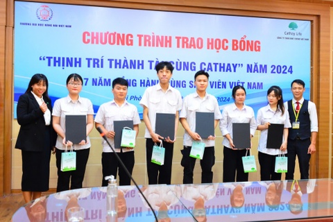 Cathay Life trao hoc bong cho sinh vien uu tu Hai Phong va Quang Ninh hinh anh