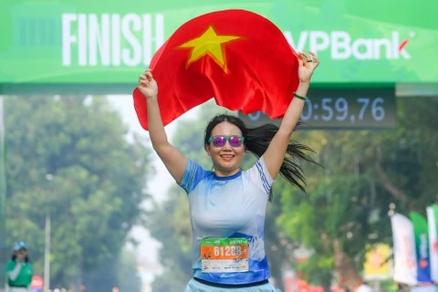 Cung duong di san tai giai Marathon Quoc te Ha Noi VPBank 2024 hinh anh