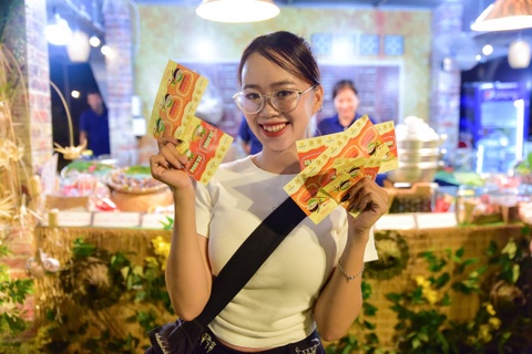 Tray hoi am thuc dac sac nhat the gioi tai Viet Nam hinh anh