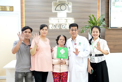 Khi nguoi tre dong hanh ‘thap sang’ cua so tam hon cho cha me hinh anh