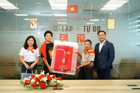 Aristino lan toa tinh than dan toc qua thoi trang, hoat dong cong dong hinh anh